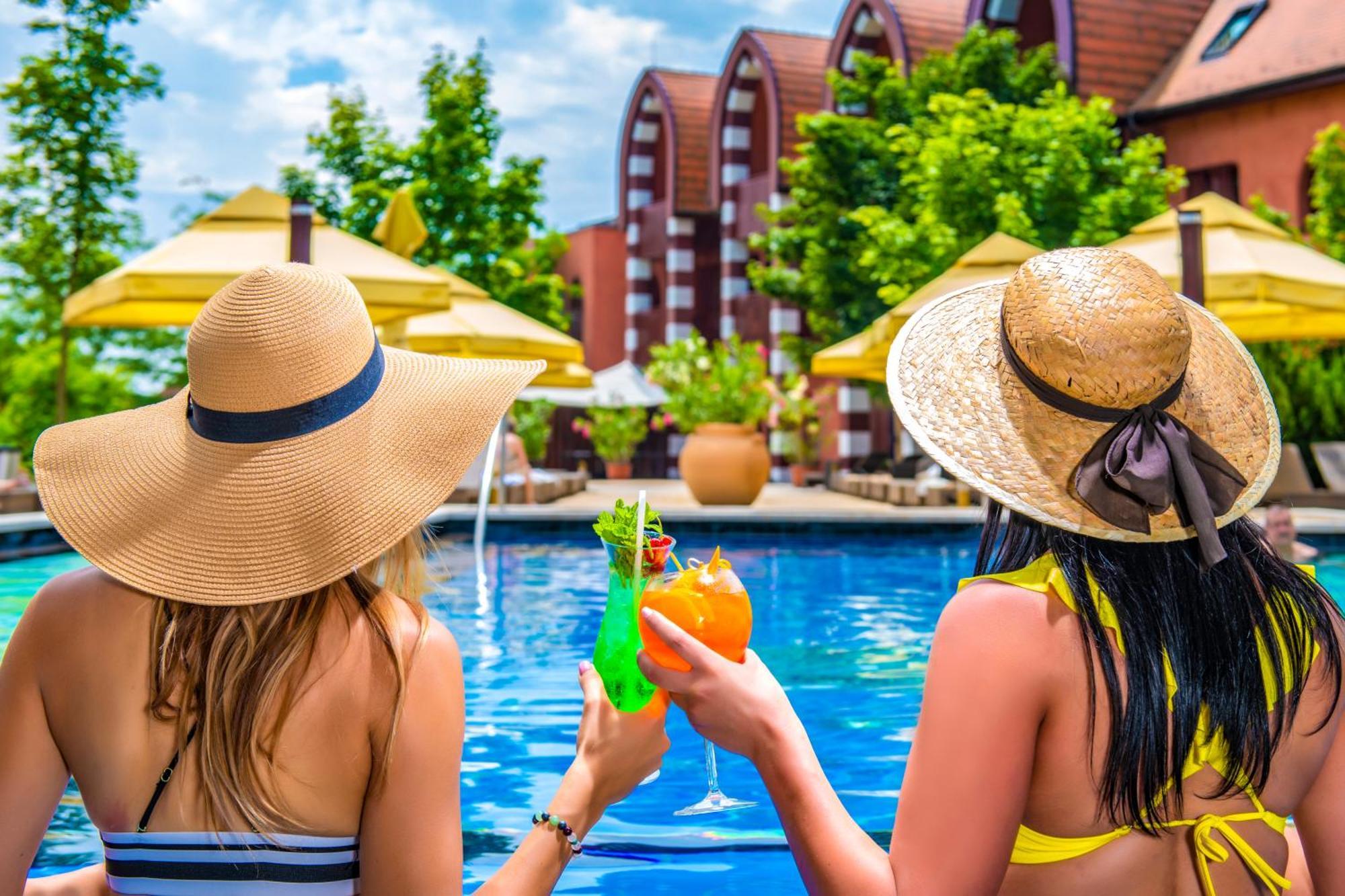 Meses Shiraz Hotel Superior-Adults Only เอ็กแกร์ซาโลก ภายนอก รูปภาพ